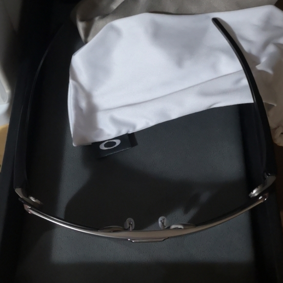 Oakley Chrystl - Picture 2 of 4